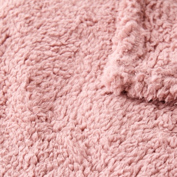 UO Amped fleece mauve blanket, 60x71. - Picture 4 of 8